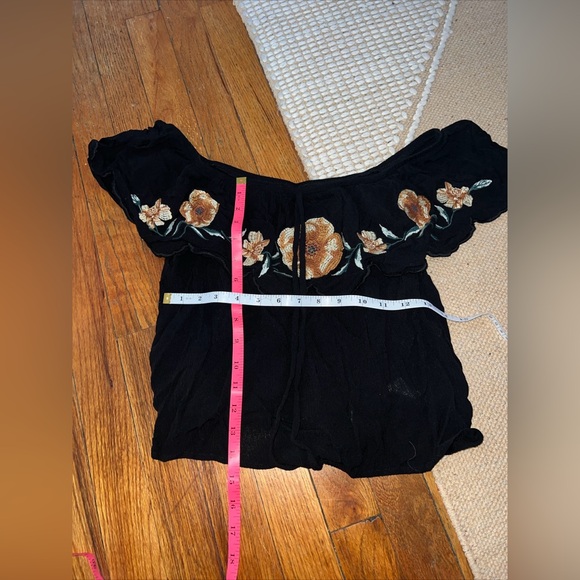 Black floral off the shoulder top size small - Picture 5 of 9